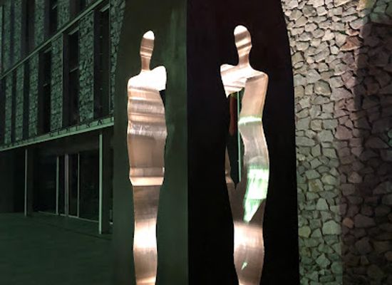 andorra/andorra-la-vella/landmark/monument-als-homes-i-dones-d-andorra-que-van-votar-la-constitucio