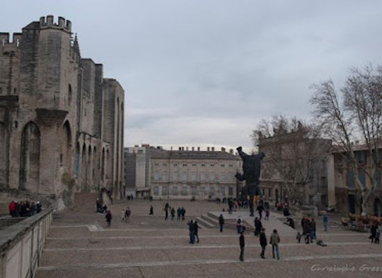 france/avignon/palais-des-papes/landmark/place-du-palais