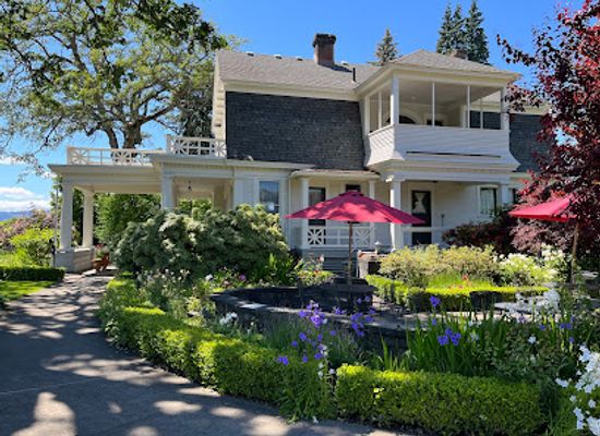oregon/hood-river/landmark/the-gorge-white-house