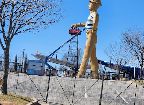 oklahoma/tulsa/cherry-street/landmark/golden-driller-statue