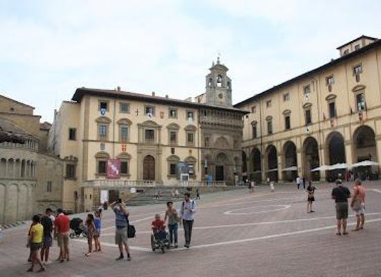 italy/casentino/landmark/piazza-grande-61