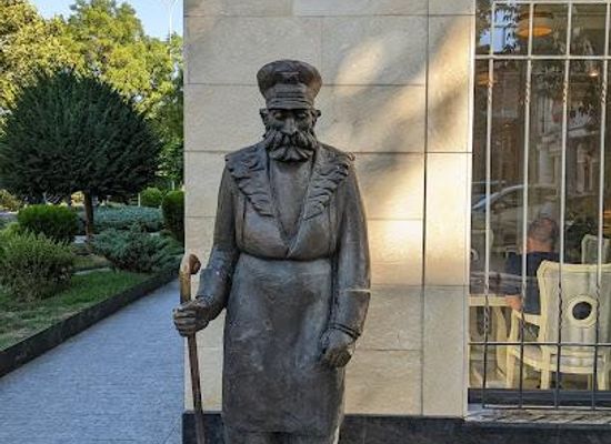 georgia/tbilisi/landmark/meezove-janitor-sculpture