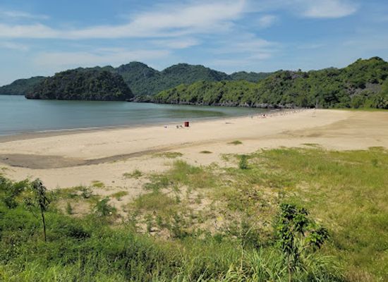vietnam/cat-ba-island/landmark/bai-tam-tung-thu-tung-thu-beach