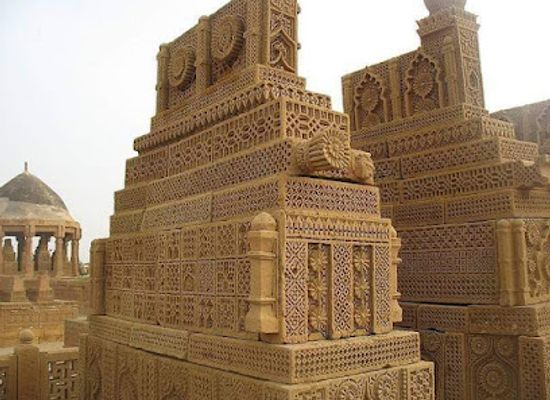 pakistan/karachi/landmark/chaukundi-graveyard