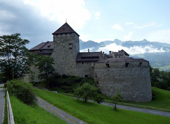liechtenstein/oberland/landmark/regierungsgebaude-des-furstentums-liechtenstein