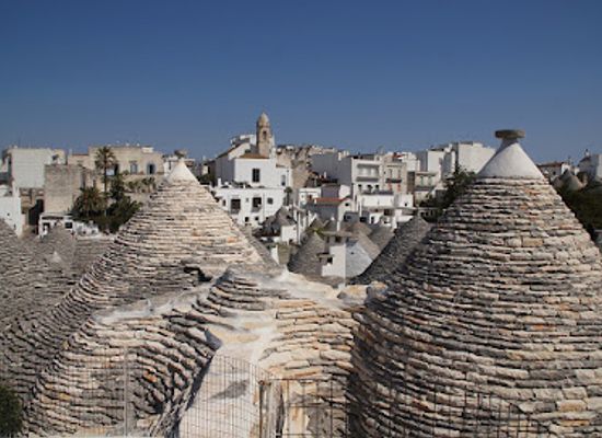 italy/apulia/landmark/trullo-siamese-negozio-souvenirs