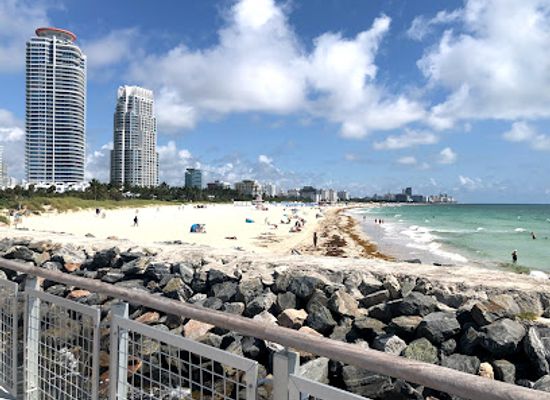 florida/miami-beach/landmark/south-pointe-park-lighthouse