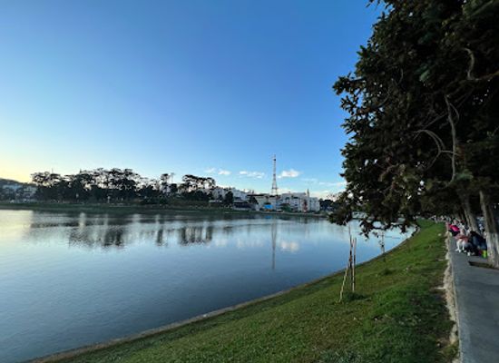 vietnam/dalat/xuan-huong-lake/landmark/cau-chu-y