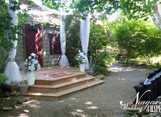 canada/niagara-falls/lundy-s-lane/landmark/niagara-falls-elope-and-small-wedding-ceremony-chapel-on-lundy-s-lane
