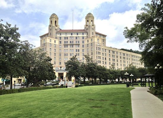 arkansas/hot-springs/landmark/arlington-lawn