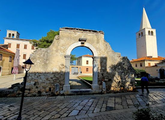croatia/porec/landmark/trg-marafor