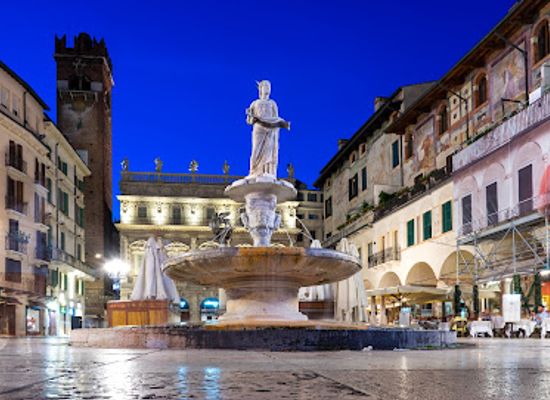 italy/verona/landmark/piazza-delle-erbe
