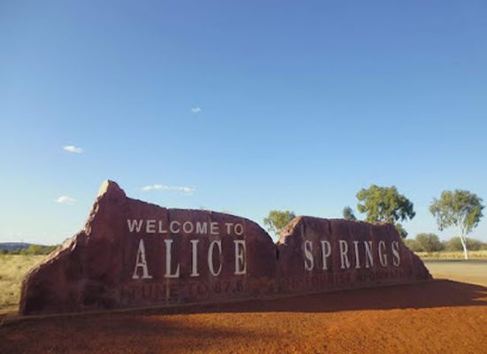 australia/macdonnell-ranges/landmark/welcome-to-alice-springs-sign