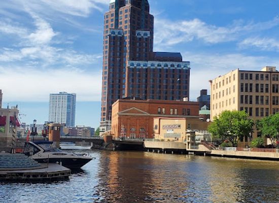 wisconsin/milwaukee/downtown/landmark/milwaukee-riverwalk-downtown-s-east-bank