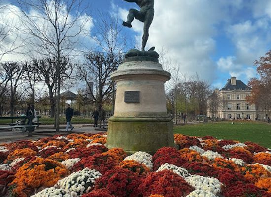 france/paris/landmark/faune-dansant