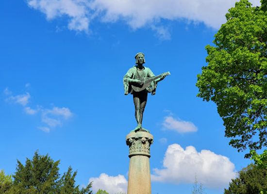 germany/nuremberg/gostenhof/landmark/minnesangerbrunnen