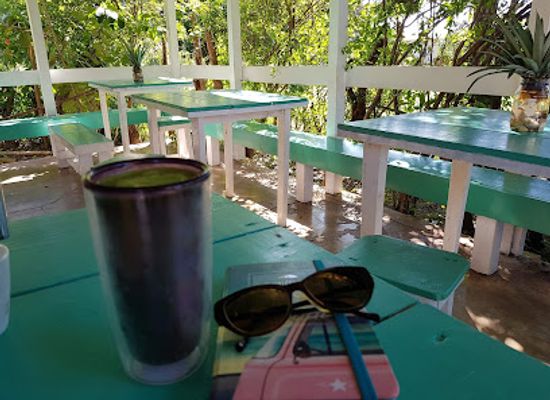 jamaica/treasure-beach/landmark/hold-a-vibz-cafe