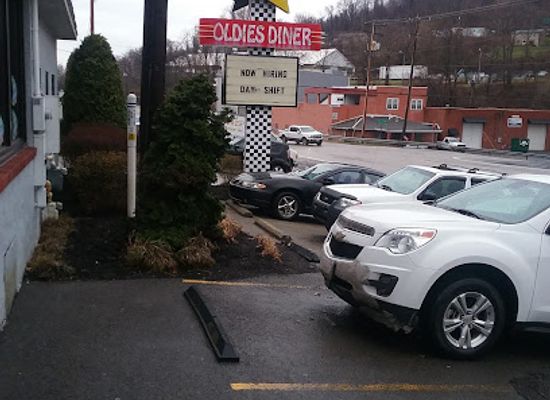 west-virginia/clarksburg/landmark/dave-s-famous-t-l-hot-dogs