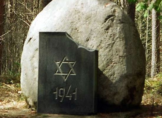 latvia/teici-nature-reserve/landmark/livani-municipality-the-steki-pine-forest-memorial-site-of-1941-jewish-victims-latvia