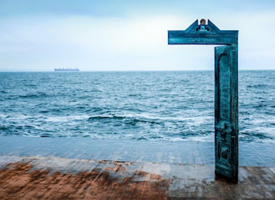 ukraine/black-sea-coast/landmark/domus-solis-house-of-the-sun-door-of-the-sun-door-on-the-beach-of-langeron