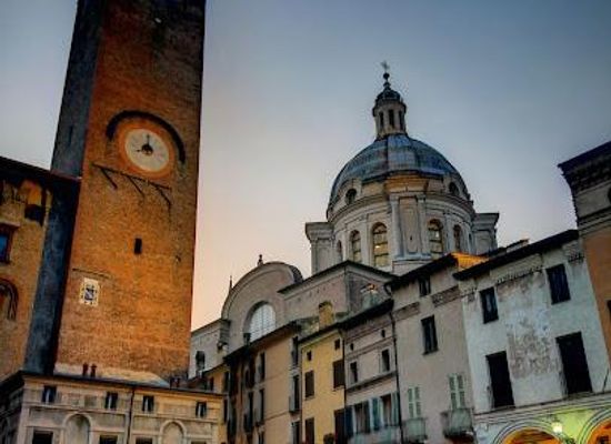 italy/emilia-romagna/landmark/piazza-broletto