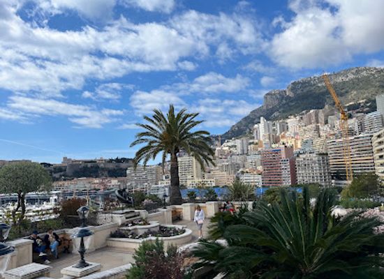 monaco/monaco-ville/landmark/tebe-in-costume-sculpture