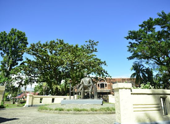 philippines/central-luzon/landmark/manuel-luis-quezon-monument