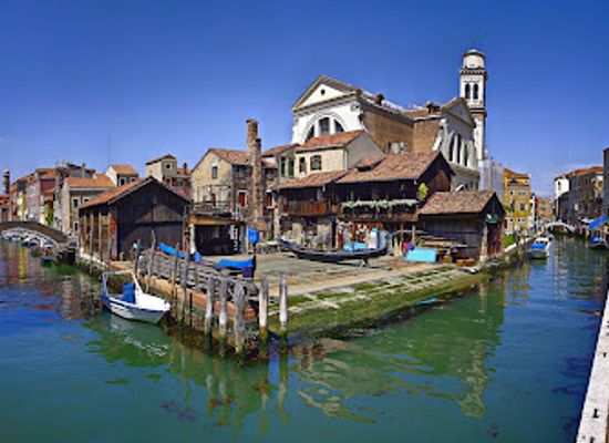 italy/venice/dorsoduro/landmark/squero-di-san-trovaso