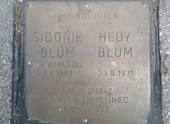 austria/vienna/liesing/landmark/steine-der-erinnerung-in-liesing-sidonie-und-hedy-blum