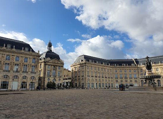 france/bordeaux-wine-region/landmark/fontaine-des-trois-graces