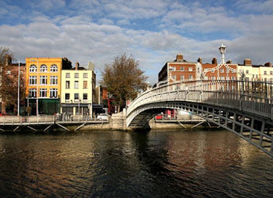 ireland/dublin/temple-bar/landmark/ha-penny-bridge