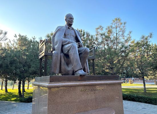 uzbekistan/tashkent/chilanzar/landmark/statue-of-abdulla-qahhor