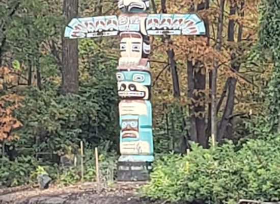 canada/winnipeg/landmark/the-totem-pole-at-st-vital-park