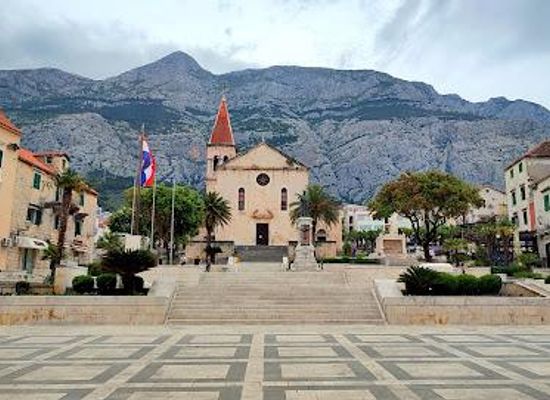 croatia/dalmatia/landmark/monument-to-friar-andrija-kacic-miosic