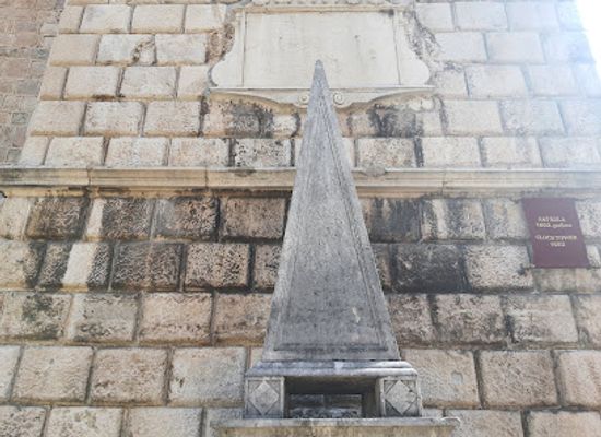 montenegro/bay-of-kotor/landmark/the-obelisk-in-front-of-clock-tower