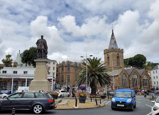 guernsey/vale/landmark/prince-albert-statue