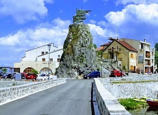 montenegro/lake-skadar/landmark/boat-golden-frog