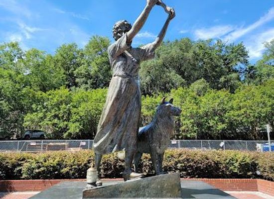 south-carolina/hilton-head-island/landmark/waving-girl-statue-florence-martus