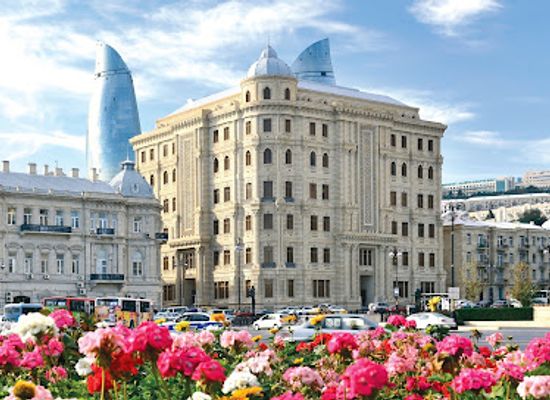 azerbaijan/baku/nizami-street/landmark/azneft-square
