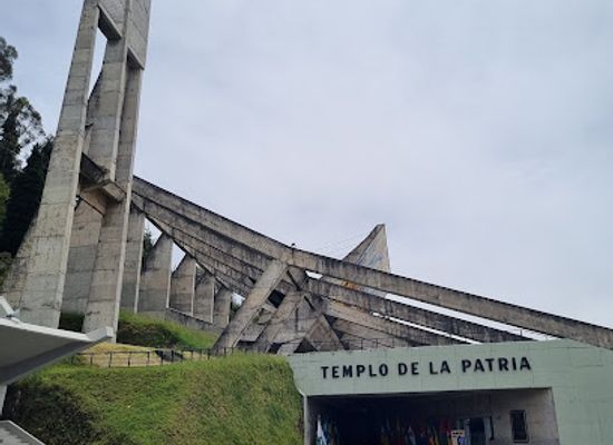 ecuador/quito/landmark/cima-de-la-libertad-y-templo-de-la-patria
