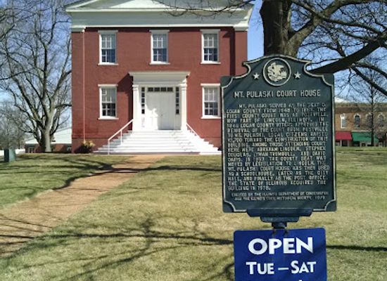 illinois/prairie-state/landmark/mount-pulaski-courthouse-state-historic-site