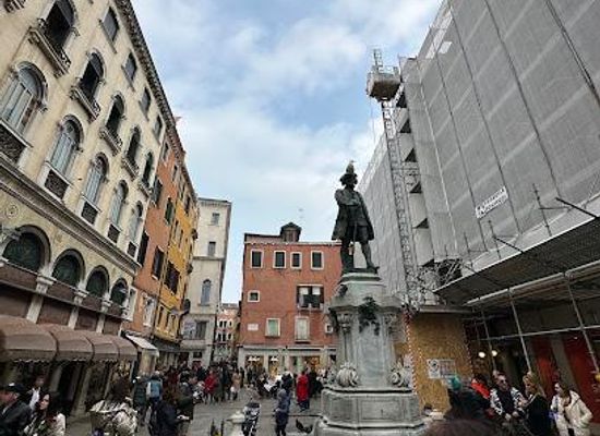 italy/venice/landmark/campo-san-bortolomio