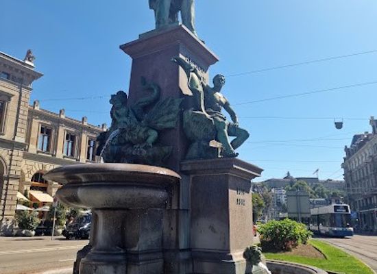switzerland/zurich/landmark/alfred-escher-statue
