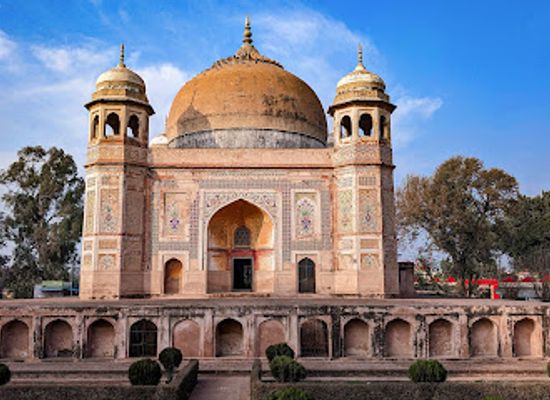 pakistan/punjab/landmark/tomb-of-muhammad-momin-and-haji-jamal