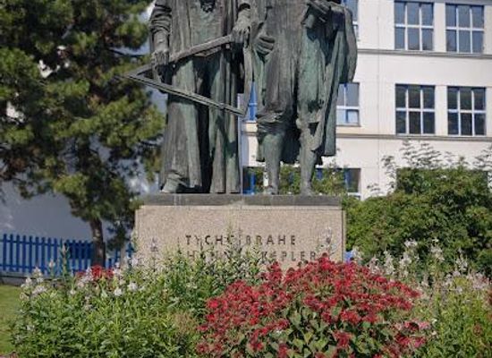 czechia/prague/landmark/statue-of-tycho-brahe-and-johannes-kepler