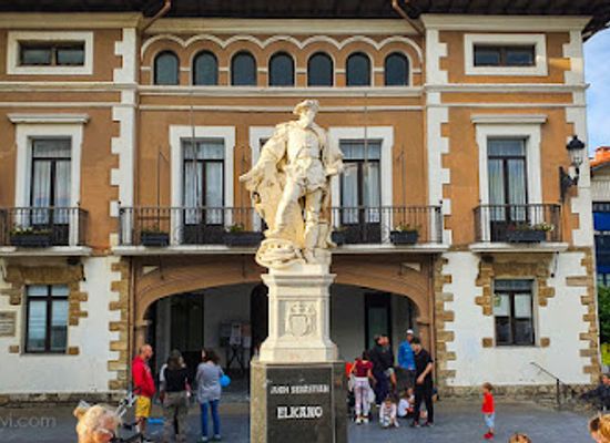 spain/basque-country/landmark/monument-to-juan-sebastian-elcano