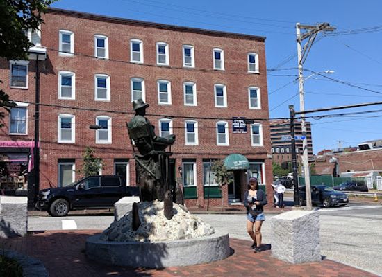 maine/portland/old-port/landmark/john-ford-statue