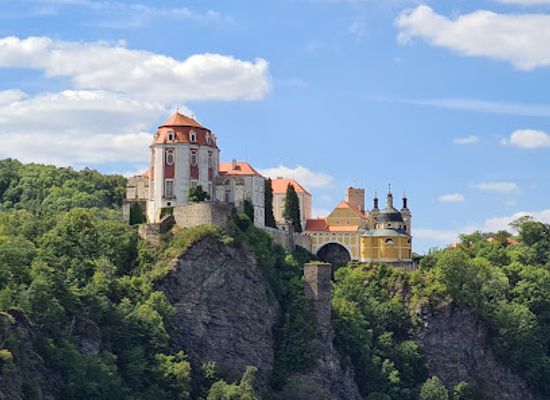 czechia/south-moravia/landmark/vranov-nad-dyji-chateau