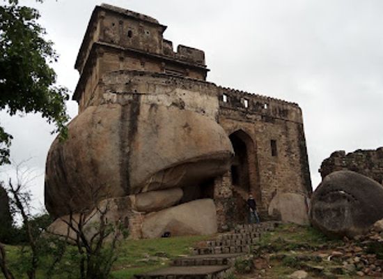india/jabalpur/landmark/madan-mahal-fort