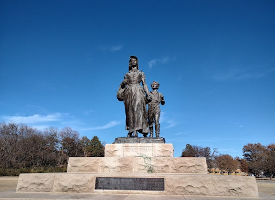 oklahoma/lake-and-trail-country/landmark/pioneer-woman